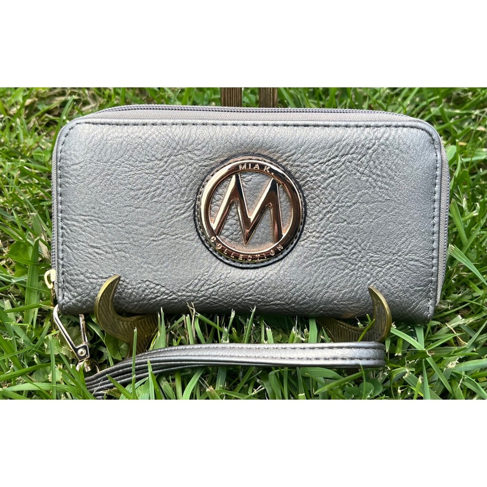 MIA K. Collection Wristlet Wallet Clutch Zip Around Silver‎ Metallic